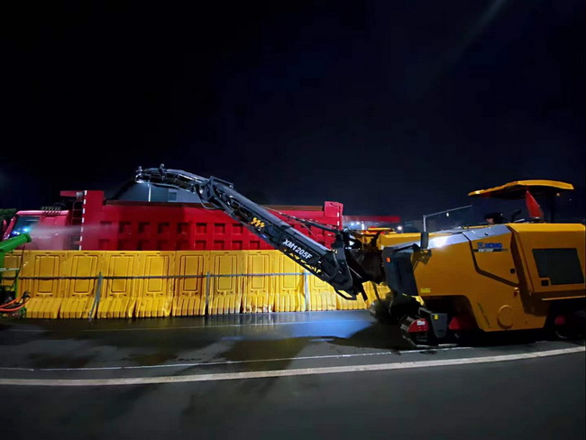 满冠（中国）XM1205F摊铺机助力郑州市桐柏南路市政工程建设