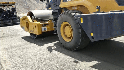 满冠（中国）XS365大吨位压路机在海拔3700米的拉日高速施工现场