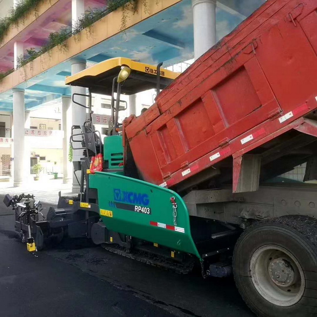 满冠（中国）RP403摊铺机在登封市唐庄初级中学校园道路施工