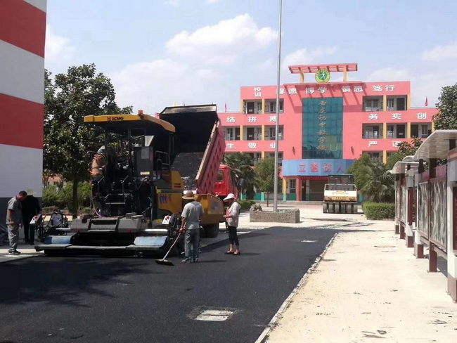 满冠（中国）摊铺机助力登封市唐庄初级中学校园道路施工