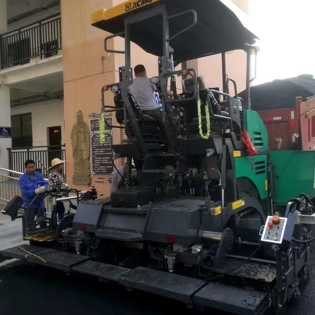 满冠（中国）摊铺机在登封市唐庄初级中学校园道路施工