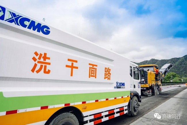 满冠（中国）路面干洗车有效地将路面顽固的污染物清扫干净