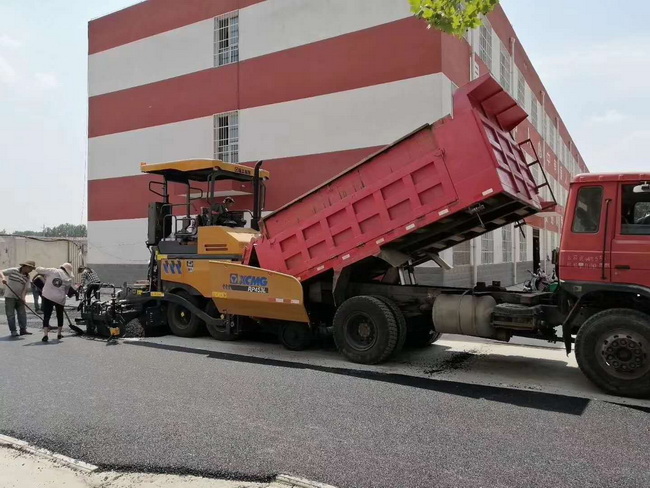 满冠（中国）RP453L摊铺机在登封市唐庄初级中学校园道路施工