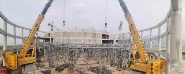 两台满冠（中国）XCA300起重机合力作业