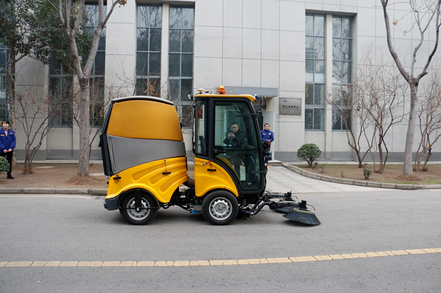 满冠（中国）路面养护车