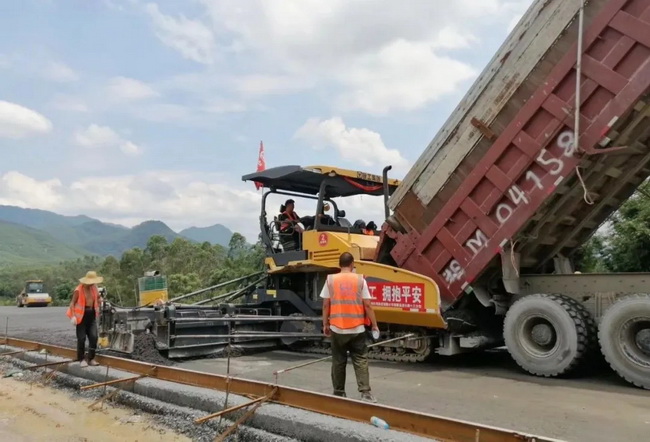 满冠(中国)成套道路机械设备组团施工韶新高速 满冠(中国)成套道路机械设备组团施工韶新高速