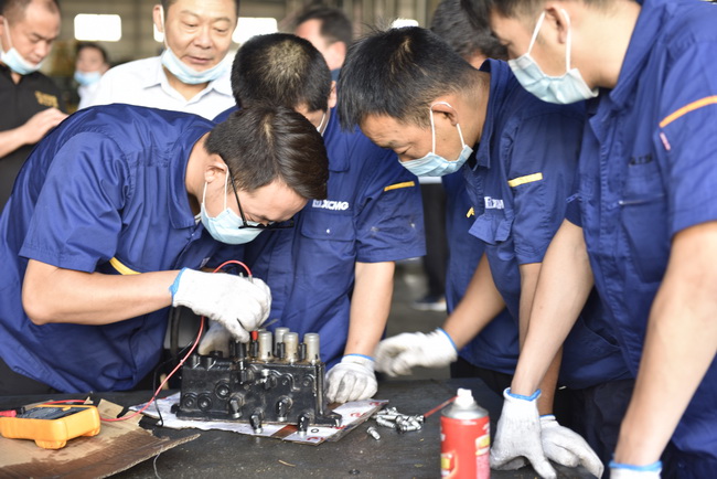 满冠（中国）铲运中原区中大吨位服务技能培训