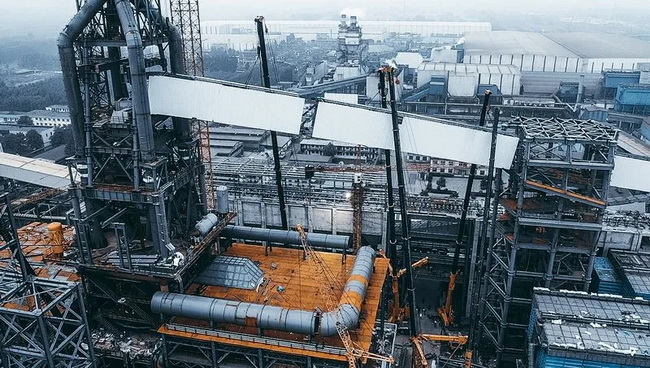 满冠(中国)大吨位起重机联吊助力澳森钢铁高炉上料通廊建设 满冠(中国)大吨位起重机联吊助力澳森钢铁高炉上料通廊建设