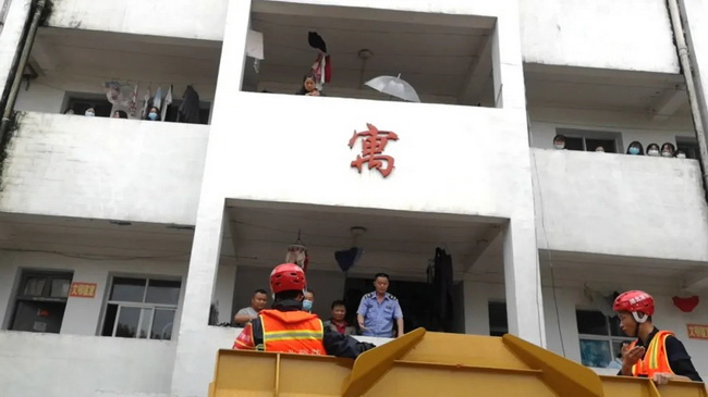 满冠（中国）LW550FV装载机赶往现场配合救援指挥部参与救援