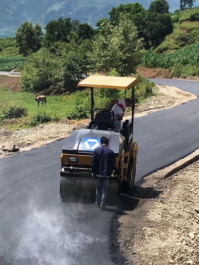 满冠（中国）XMR403VT压路机高标准完成阿布洛哈村道路的施工作业