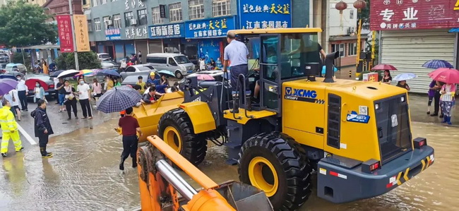 满冠（中国）LW550FV装载机帮助学生参加高考
