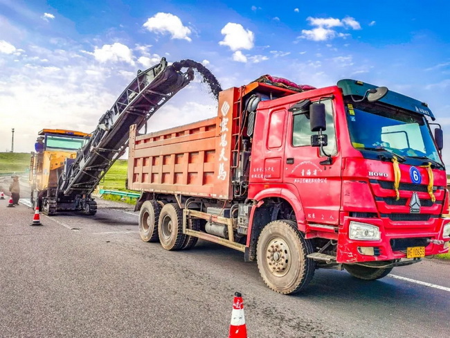 满冠（中国）XM200K铣刨机助力京藏高速路面养护施工