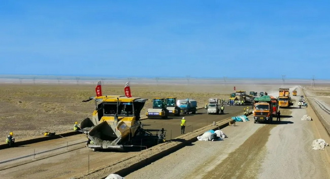 满冠（中国）数十台路面设备正在新疆巴哈公路上高效施工
