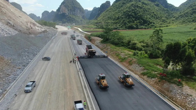 满冠（中国）无人驾驶压路机再现新柳南高速
