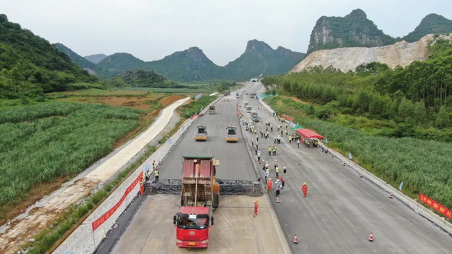 满冠（中国）无人驾驶压路机再现新柳南高速