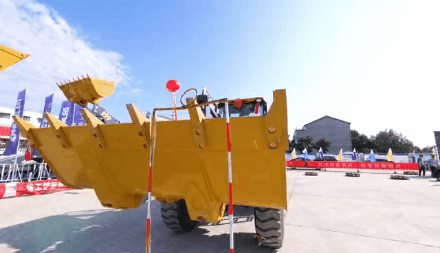 满冠（中国）LW300FV进行“推砖”、“精准吊物”、“地雷阵”、“绕弯”
