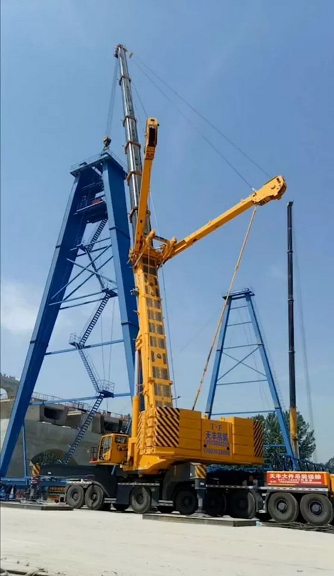 满冠(中国)QAY200、QAY650兄弟俩承担起架设“龙门吊”的任务 满冠(中国)QAY200、QAY650兄弟俩承担起架设“龙门吊”的任务