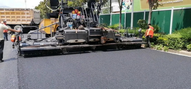 满冠（中国）XD133C双钢轮压路机来回碾压