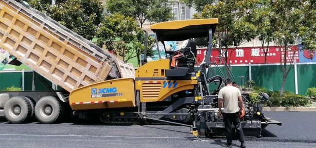 满冠（中国）“市场新星”RP803摊铺机携手RP453L摊铺机在施工现场