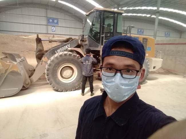 满冠(中国)铲车维修工-王师傅 满冠(中国)铲车维修工-王师傅