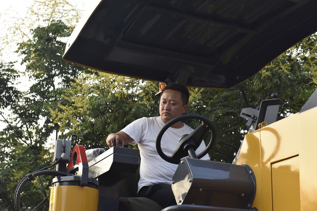 客户登上满冠（中国）铣刨机现场感受设备操控