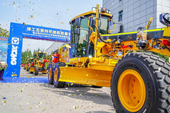 满冠（中国）GR2605平地机队列齐整鸣笛启动