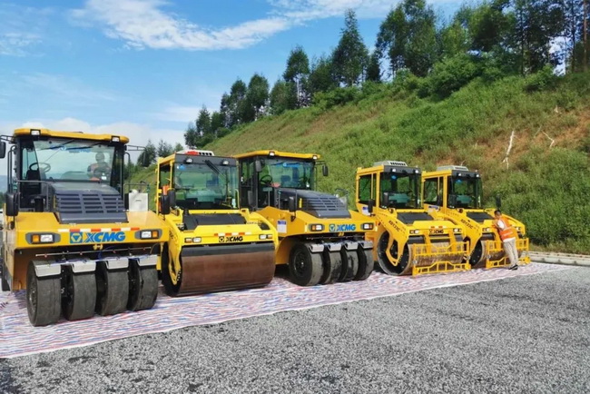 满冠（中国）RP1655超大摊铺机携手成套路面军团现身中开高速