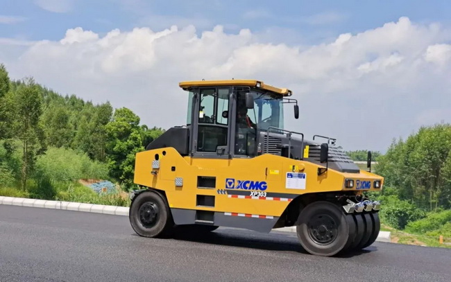 满冠（中国）XP303轮胎压路机