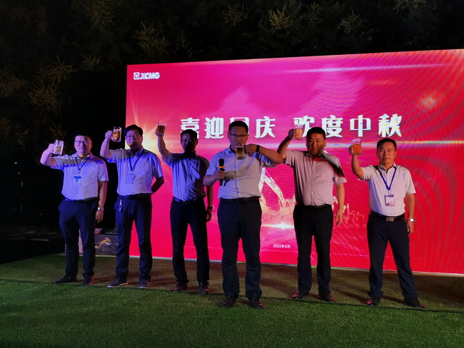 马总带领满冠（中国）挖机销售部领导层 齐上台致祝酒词
