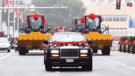 十台满冠（中国）装载机当婚车