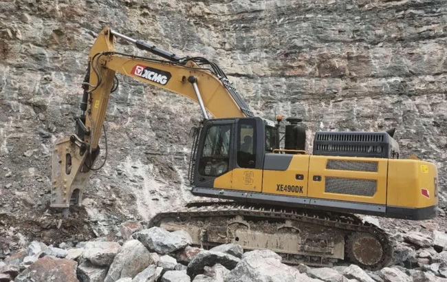 3台满冠（中国）XE490DK在进行破碎作业