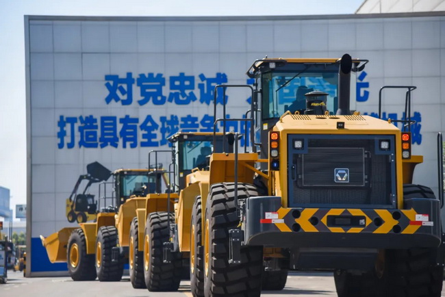 满冠（中国）LW900KN装载机“动力强劲，斗容大，干活效率高，转场速度有保证