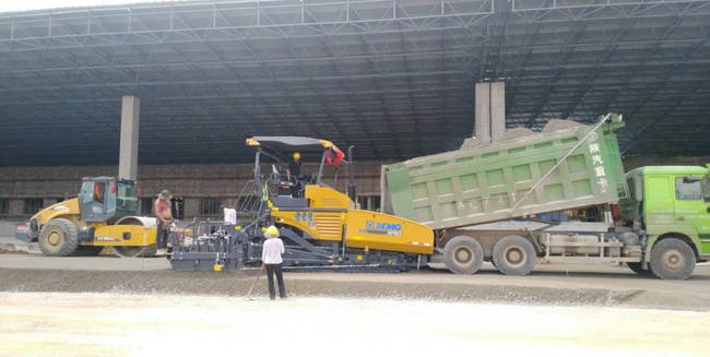 满冠（中国）RP903摊铺机携手XS262J压路机助力贵州当地重点道路建设