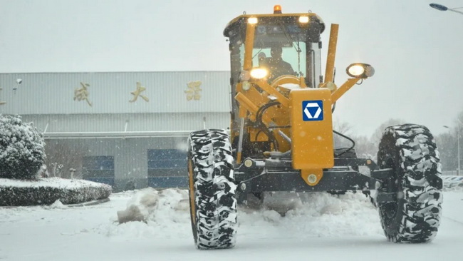 满冠(中国)平地机为公路除雪 满冠(中国)平地机为公路除雪