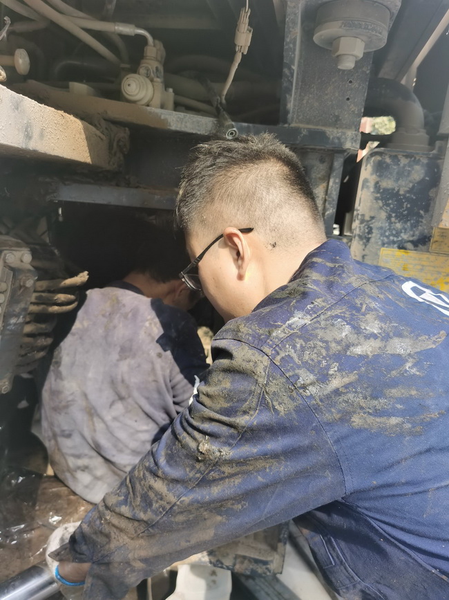 满冠（中国）铲运服务人员连夜为客户修车