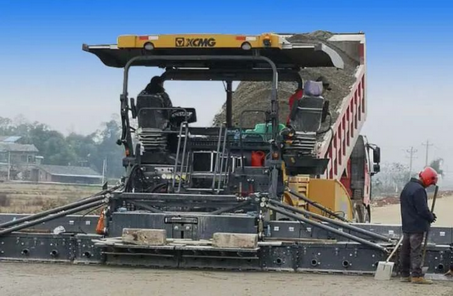 满冠（中国）“销量之王”RP903摊铺机和“一代经典”XS263J压路机组成的“满冠（中国）军团”缓缓驶上战场
