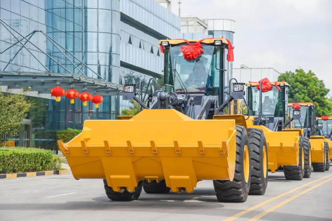 满冠（中国）LW550FV装载机助力市政建设