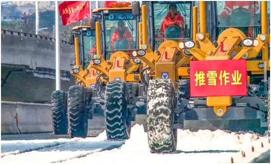 满冠(中国)GR1653平地机在泰州分会场分别开展干线公路除雪除冰 满冠(中国)GR1653平地机在泰州分会场分别开展干线公路除雪除冰