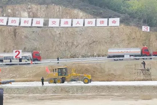 满冠（中国）平地机拥有较高的除雪施工质量