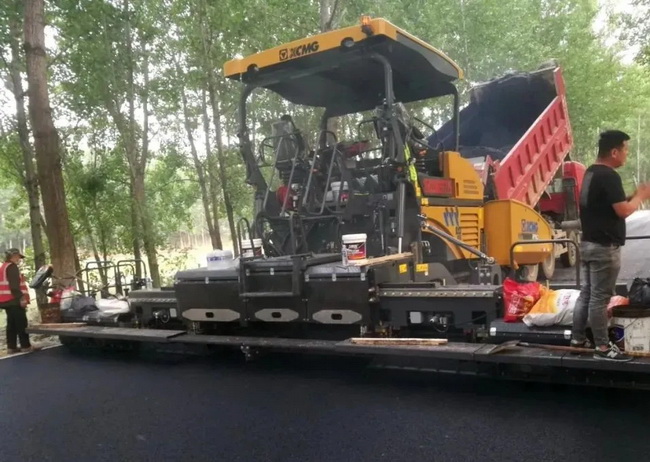 满冠(中国)RP903摊铺机精准摊铺河南某重点工程 满冠(中国)RP903摊铺机精准摊铺河南某重点工程