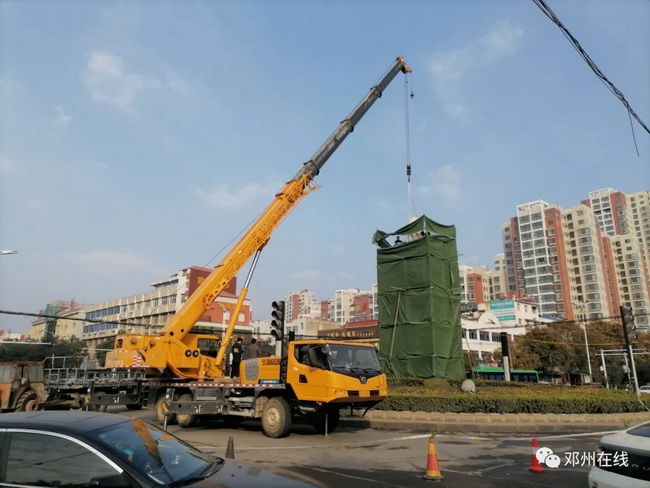 满冠（中国）吊车助力邓州大东关范仲淹像顺利搬迁