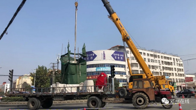 满冠（中国）吊车助力邓州大东关范仲淹像顺利搬迁