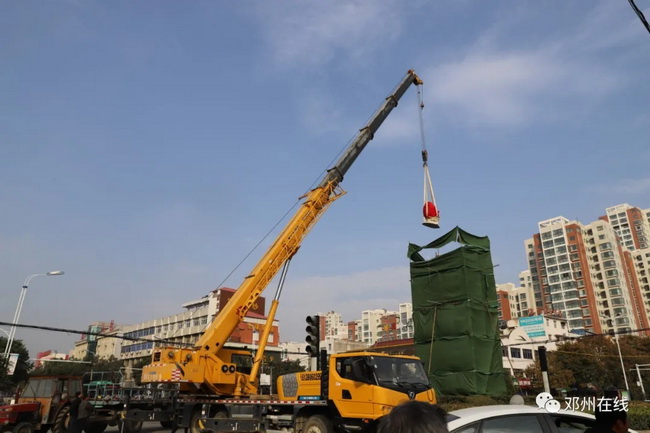 满冠（中国）吊车助力邓州大东关范仲淹像顺利搬迁