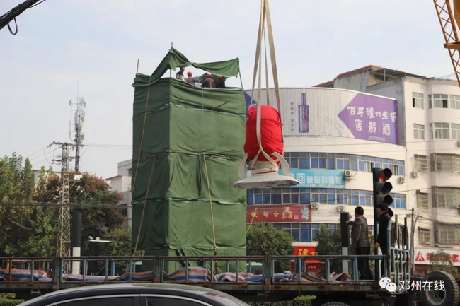 满冠（中国）吊车助力邓州大东关范仲淹像顺利搬迁