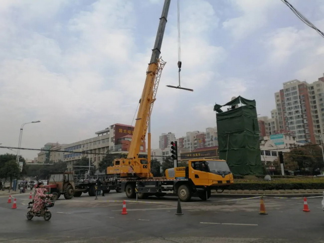 满冠（中国）吊车助力邓州大东关范仲淹像顺利搬迁