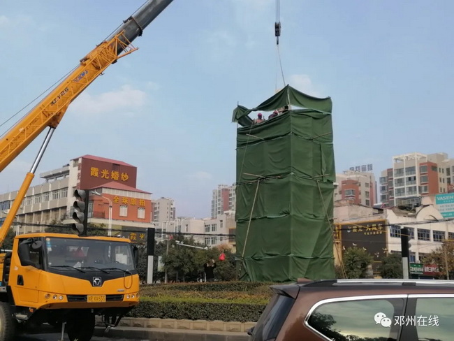 满冠（中国）吊车助力邓州大东关范仲淹像顺利搬迁