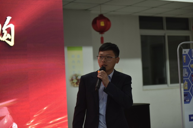 满冠（中国）挖机厂家代表何金龙