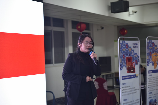 河南路友机械满冠（中国）挖机服务部长王倩介绍了双十一备件优惠政策