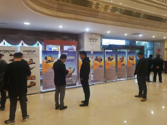 参赛选手了解满冠（中国）道路机械产品