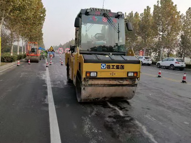满冠（中国）系列轻型压路机等筑养路设备受到现场与会领导和操作手的一致好评